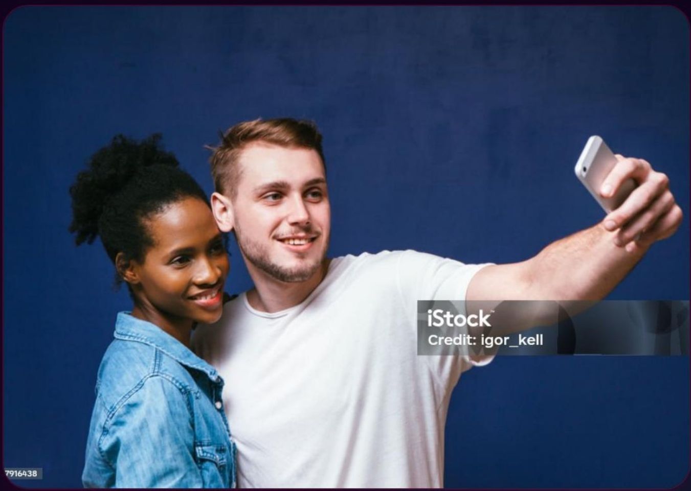 Couple complice prenant un selfie
