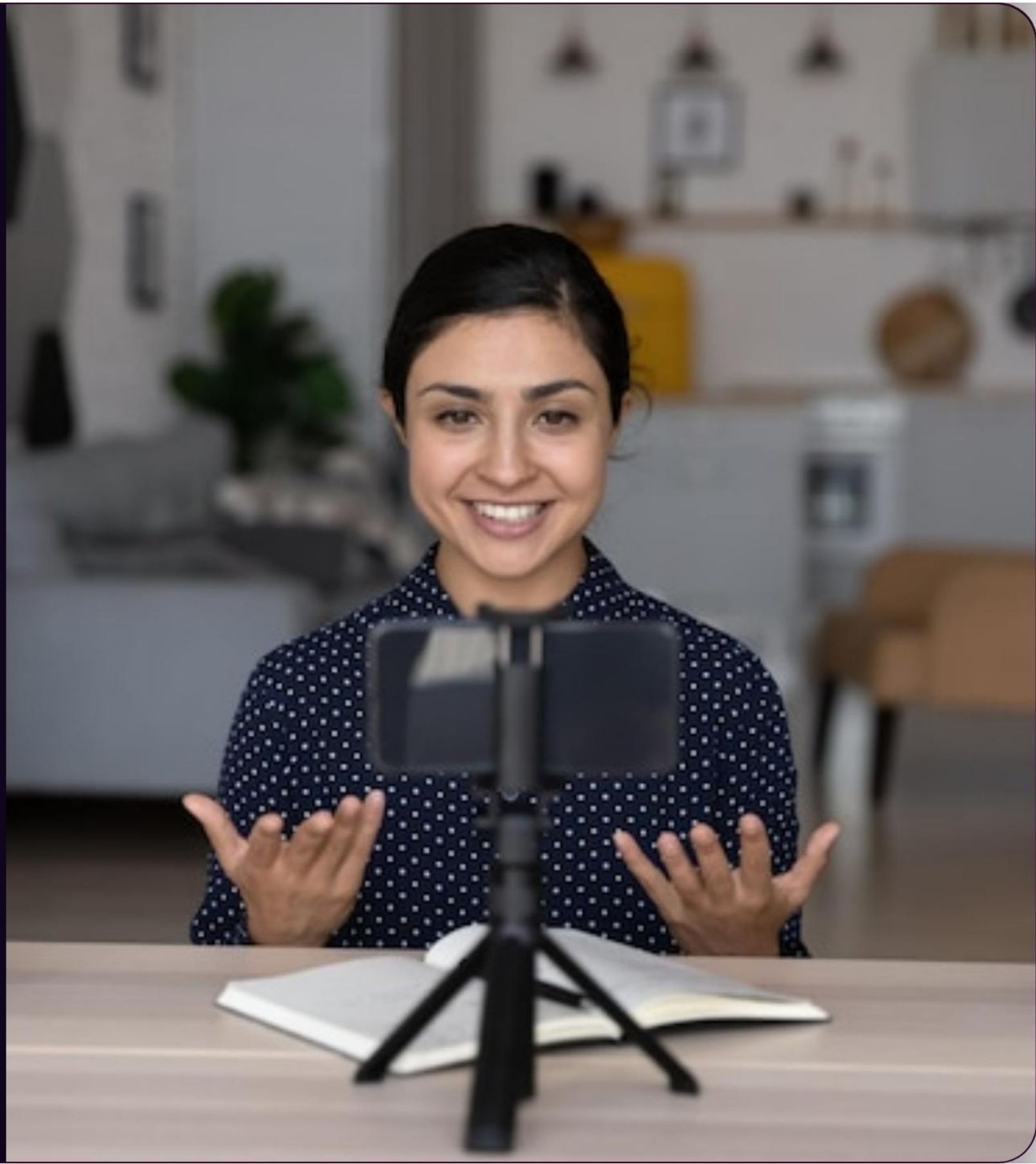 Animatrice en plein live face à un smartphone sur trépied